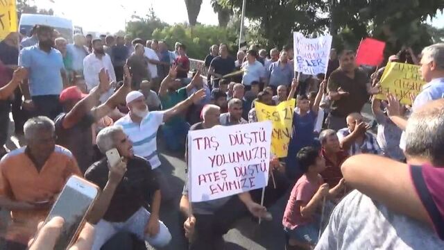 Şanlıurfa'da belediye önünde eylem yapan esnaf köprü trafiğini kapattı