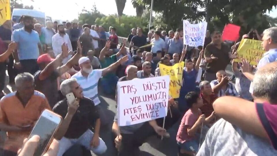 Şanlıurfa'da belediye önünde eylem yapan esnaf köprü trafiğini kapattı