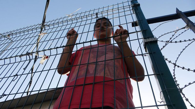 Mahsur kalan çocuğu itfaiye kurtardı