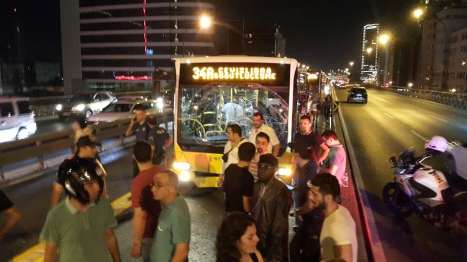 Mecidiyeköy'de metrobüs kazası!