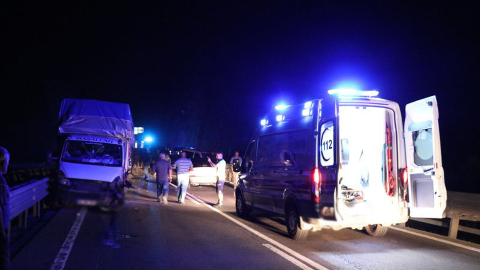 Niğde'de 3 araç birbirine girdi: 5 yaralı