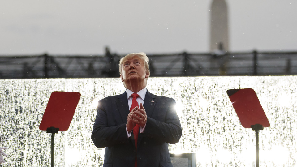 Trump: Mars'a bayrak dikeceğiz!