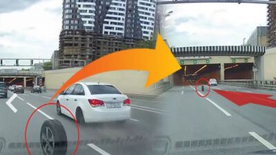 Otoyolda kopan tekeri yakalamaya çalıştı