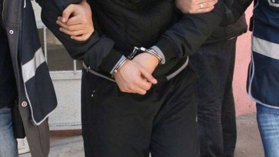 Kendilerine polis süsü veren gaspçılar yakayı ele verdi