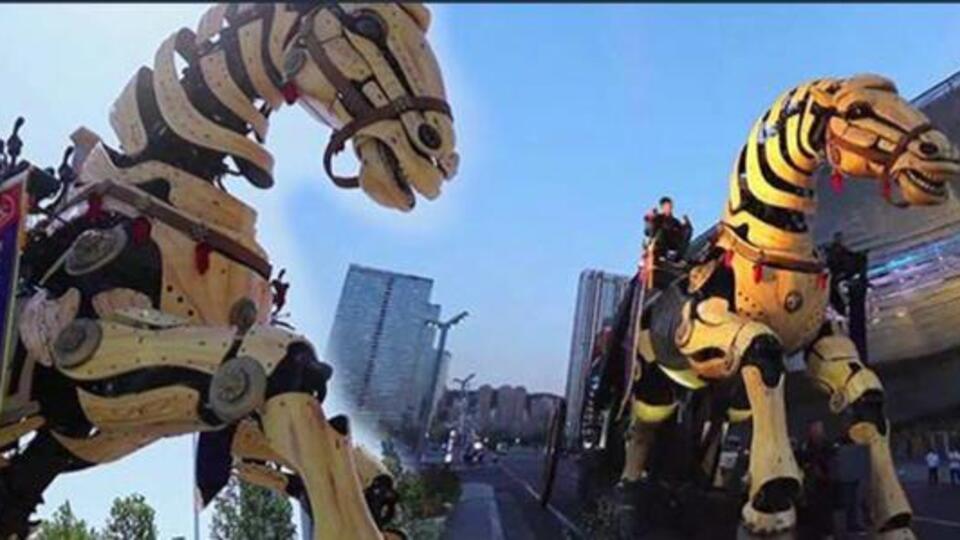 Dört nala gidebilen dev robot!