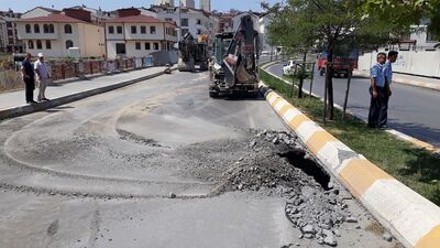 Yol çöktü, cadde kapandı