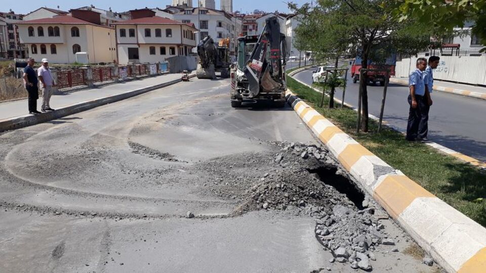 Yol çöktü, cadde kapandı