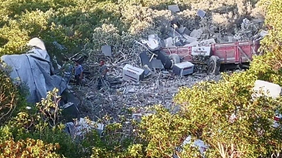 Korkunç kaza! TIR sürücüsü uçurumdan yuvarlandı...