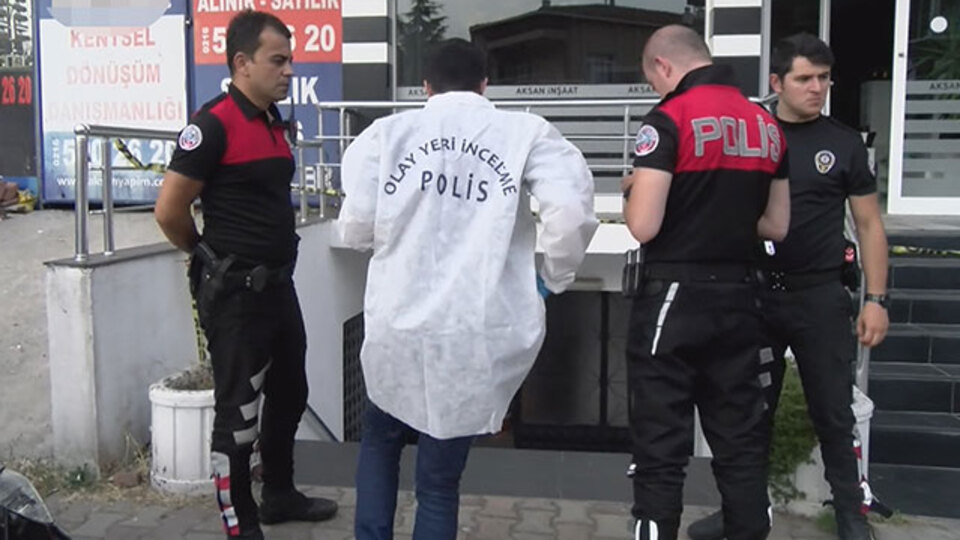 Silahını göstermek istediği arkadaşına dehşeti yaşattı