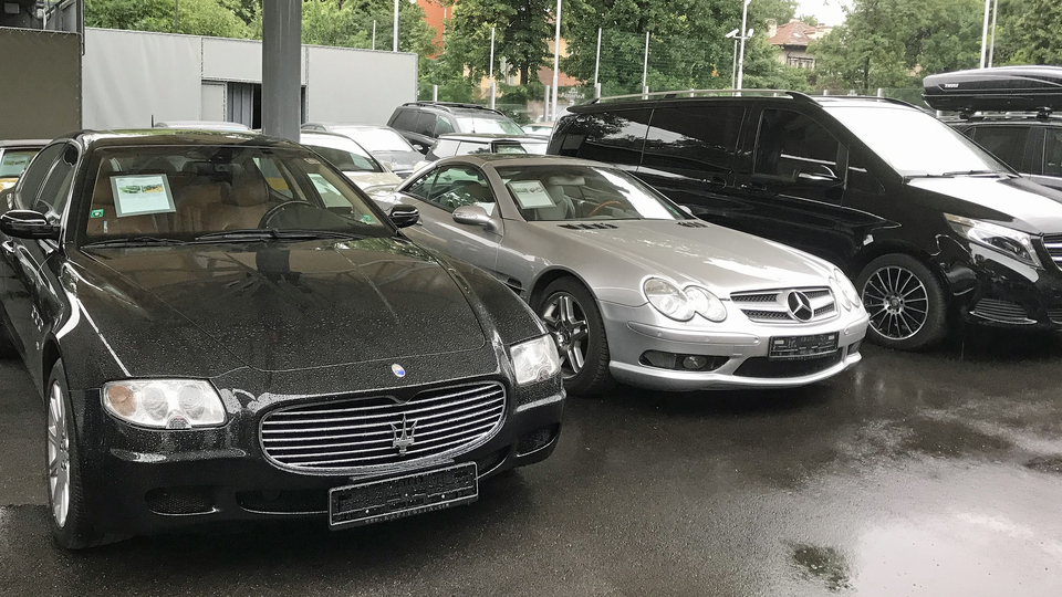 Gümrükte el konulan lüks araçlara af!