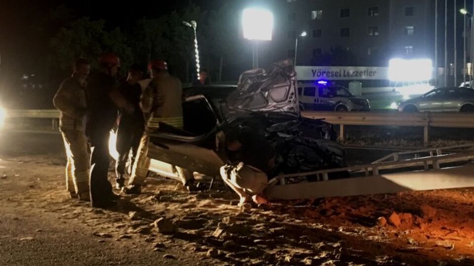 Feci kaza! Kamyona çarpan otomobil hurdaya döndü