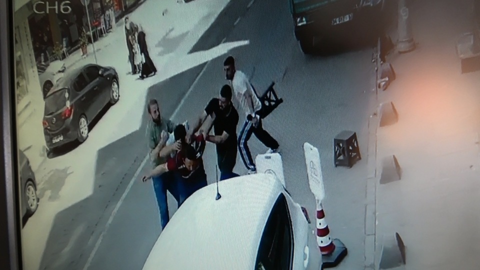 'Niye yan bakıyorsun' deyip dövdüler!