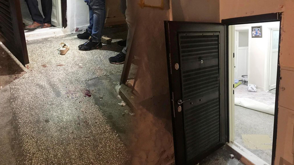 Kapı dürbününden baktı, dehşeti yaşadı