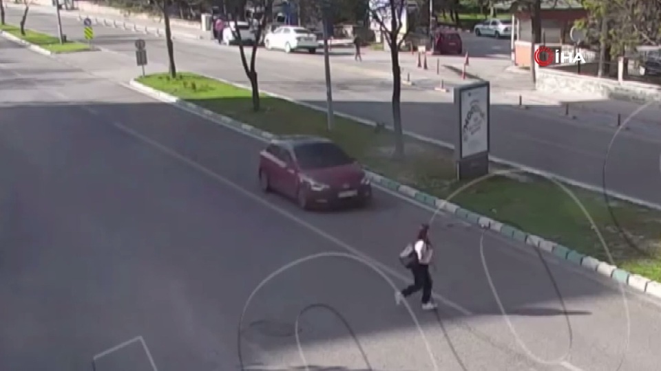 Dikkatsiz yayaya vurup geçti!