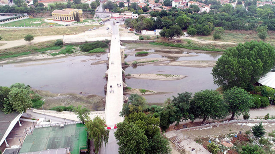 Restorasyona alınan tarihi köprü trafiğe kapatıldı