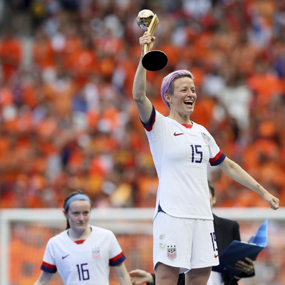 Trump’a saygı göstermeyen kadın futbolcunun para neyine!