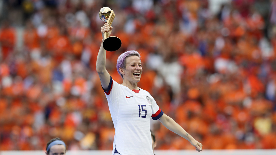 Trump'a saygı göstermeyen kadın futbolcunun para neyine!