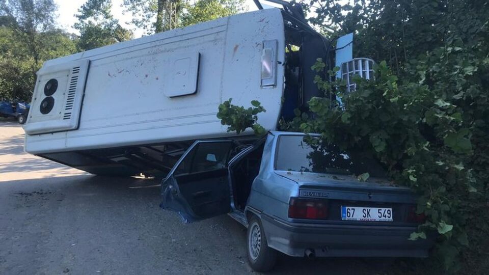 Freni boşalan minibüs otomobilin üzerine devrildi