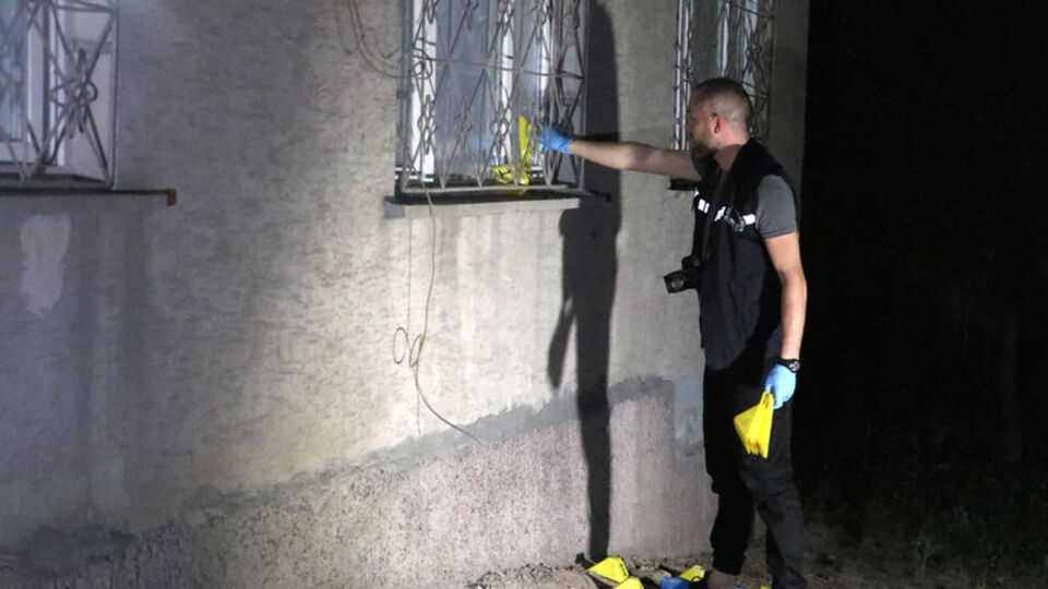 Ayrı yaşadığı eşine pencereden kurşun yağdırdı