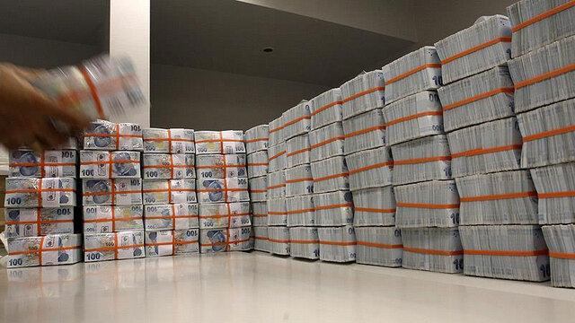 Hazine 11 milyar lira borçlandı