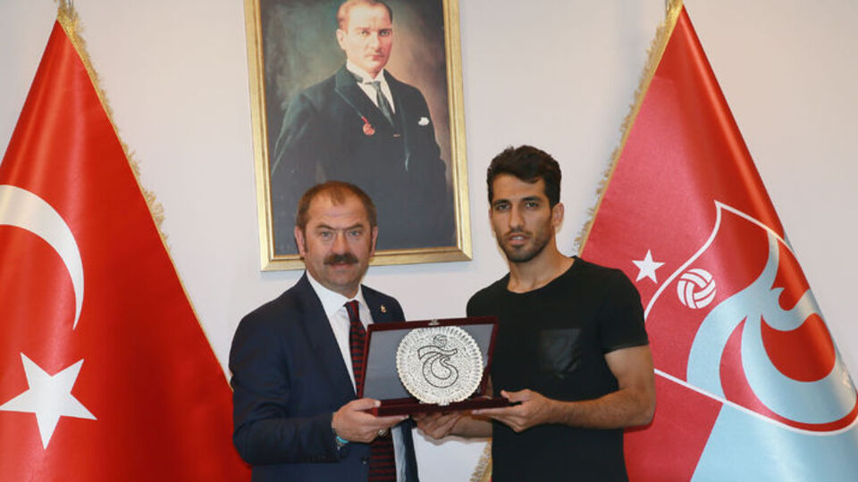 Vahid Amiri'ye teşekkür plaketi