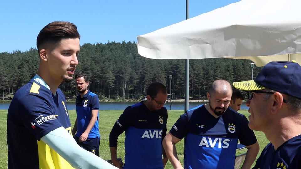 Altay Bayındır ilk idmanına çıktı