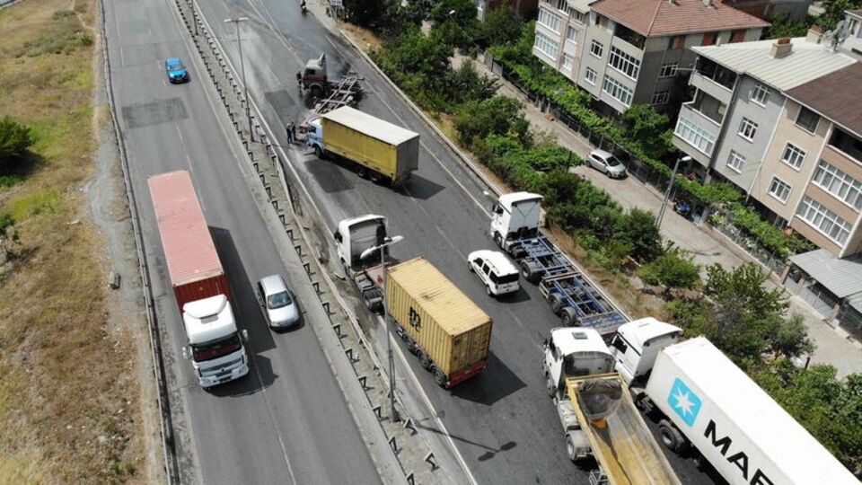 TIR bariyerlere çarptı! Trafik kilit!