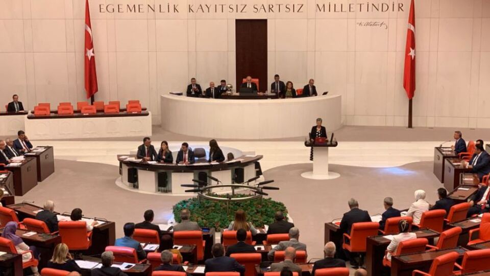 HDP'li Güven Meclis'te yemin etti