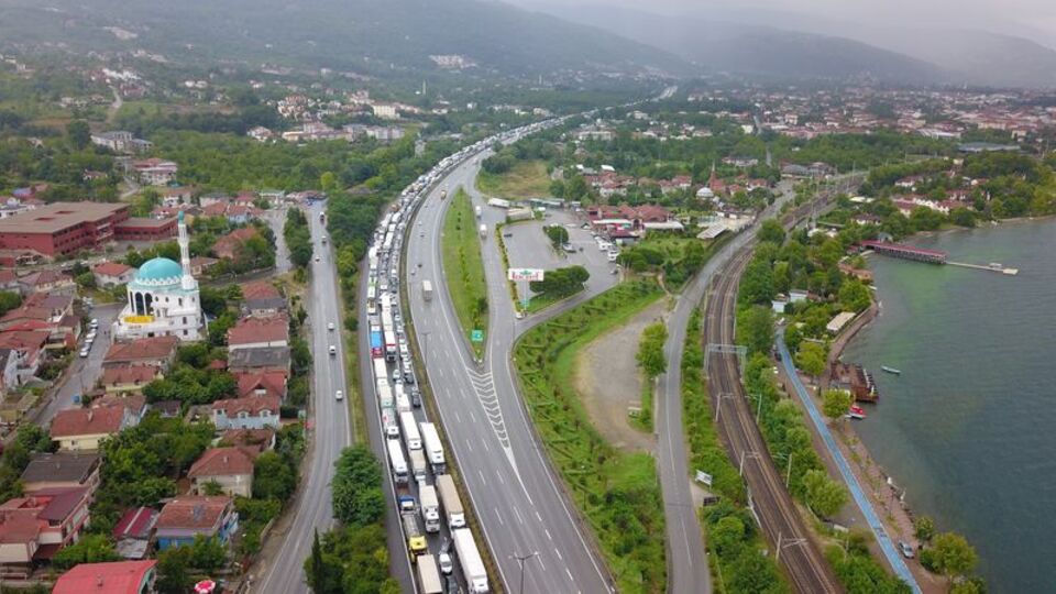 TEM'i kilitleyen kaza! Kuyruk oluştu