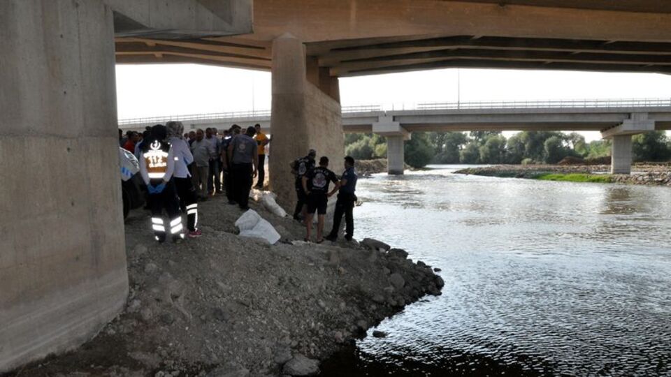 Serinlemek için girdiği derede boğuldu