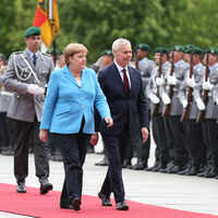 Merkel üçüncü kez titreme nöbeti geçirdi!