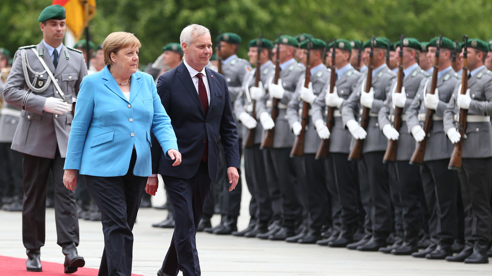 Merkel üçüncü kez titreme nöbeti geçirdi!