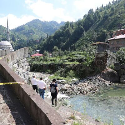 300 yıllık tarihi kemer köprü yıkıldı