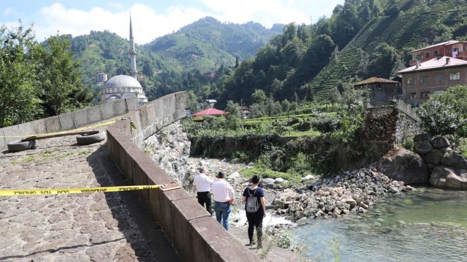300 yıllık tarihi kemer köprü yıkıldı