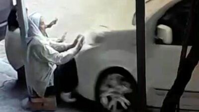 Kaldırımda ölüme şok savunma! Pedallar onda direksiyon başkasında...