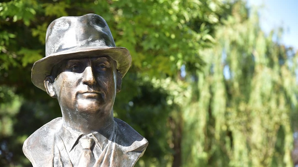 Kadıköy Belediyesi ve Münir Nurettin'in büstü