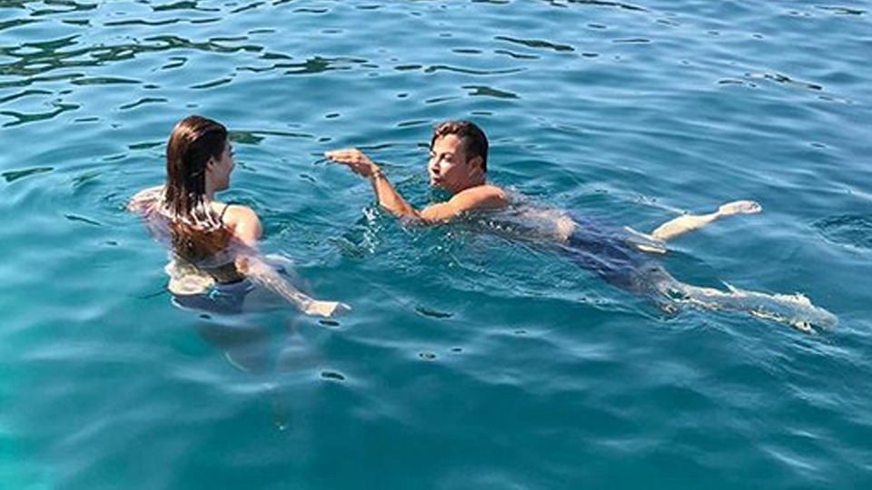 Denizde yılan dansı yaptı