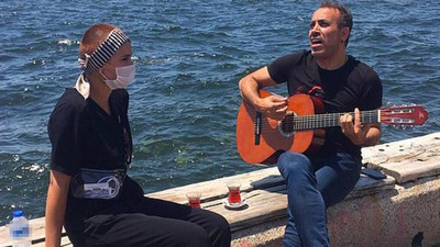 Tedavi gören genç kız için şarkı söyledi