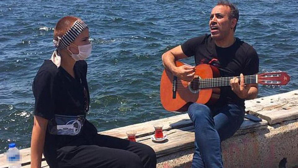 Tedavi gören genç kız için şarkı söyledi