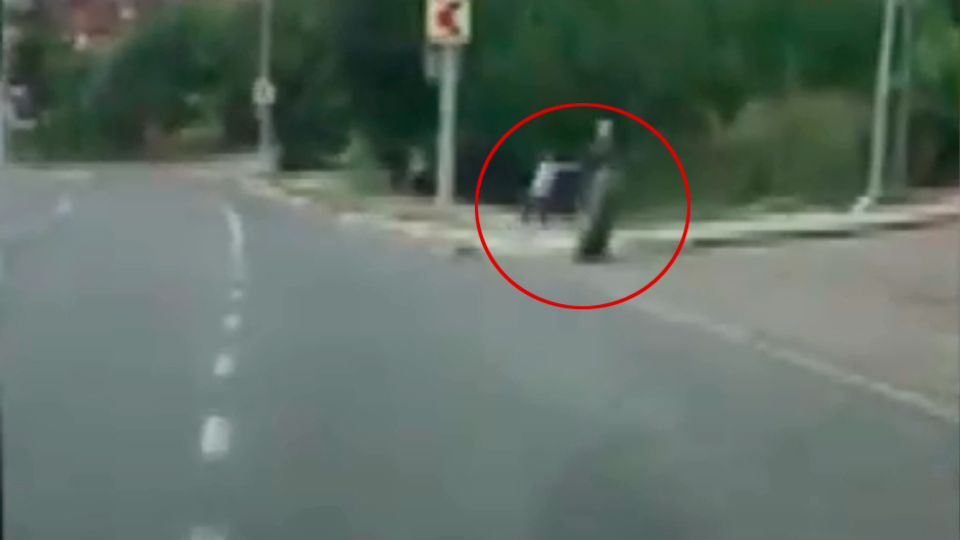 Korkunç! Fırlayan kamyon lastiği çocuğa çarptı