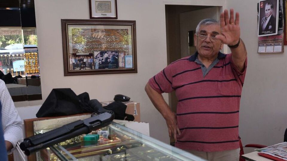 Daha önce yaşanan hiçbir soyguna benzemiyor! Emekli albay konuştu, tüfeğini bıraktı