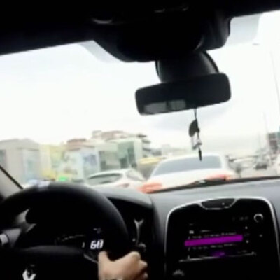 Arabayı kim kullanıyor? Dalga geçer gibi bir de paylaştı