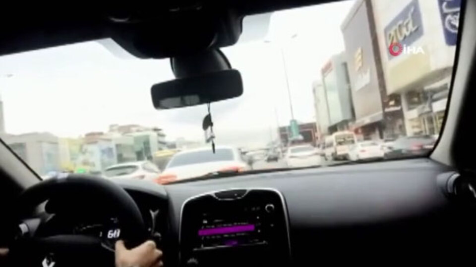 Arabayı kim kullanıyor? Dalga geçer gibi bir de paylaştı