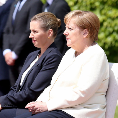 Merkel'e sandalyeli önlem!