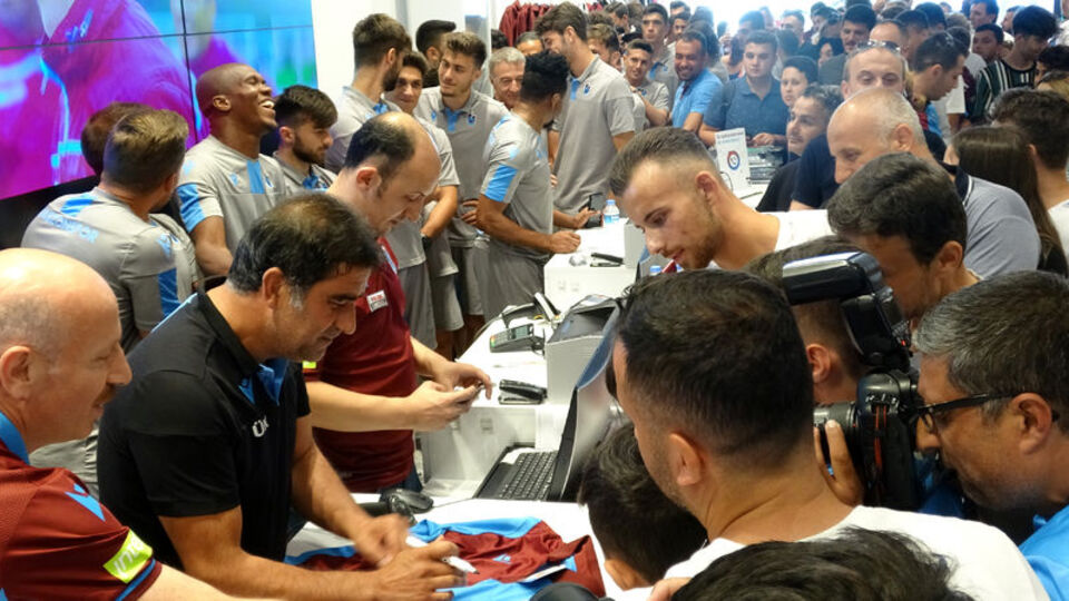 Futbolculardan Ağaoğlu'na forma satış desteği