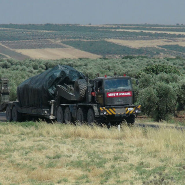 Suriye sınırına askeri sevkiyat sürüyor