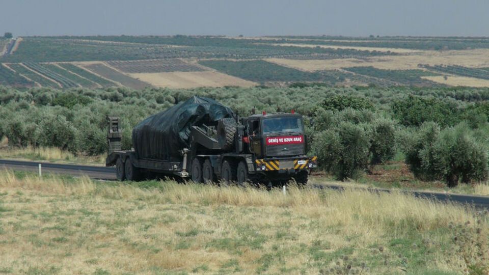 Suriye sınırına askeri sevkiyat sürüyor