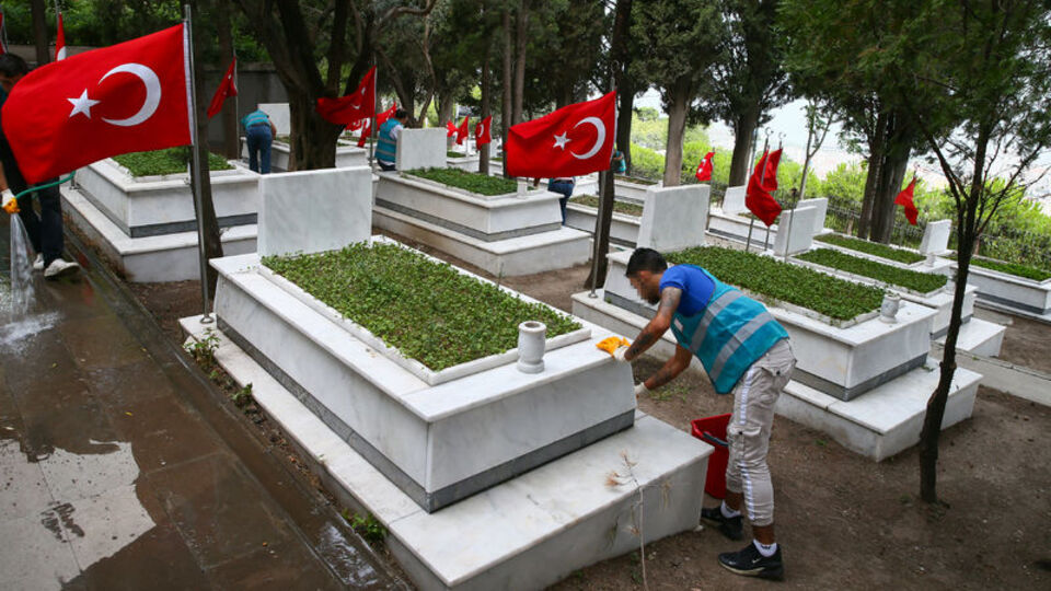 Şehitliklerin temizliği yükümlülerden