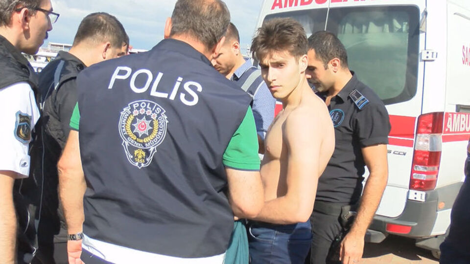 Denize atlayan genç kızı peşinden atlayarak kurtardı