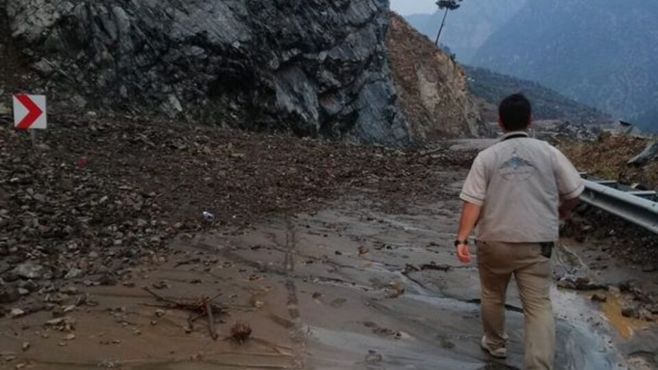 Yol aşırı yağıştan kapandı, görüş mesafesi 5 metreye kadar düştü